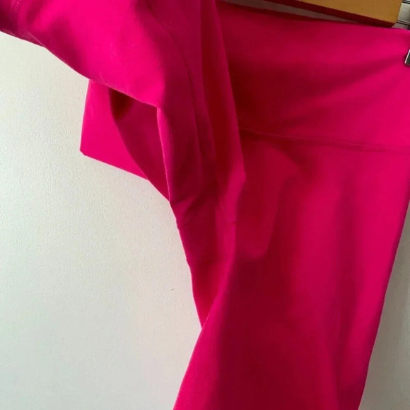 Aritzia TNA Biker Shorts 8.5" Hot  Pink Size Small - Picture 2 of 5